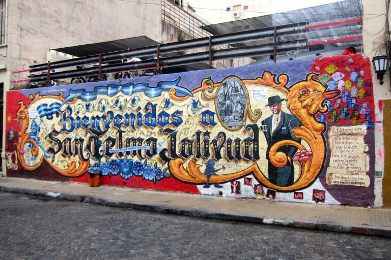 Grafitis en San Telmo: Arte Urbano en las Calles